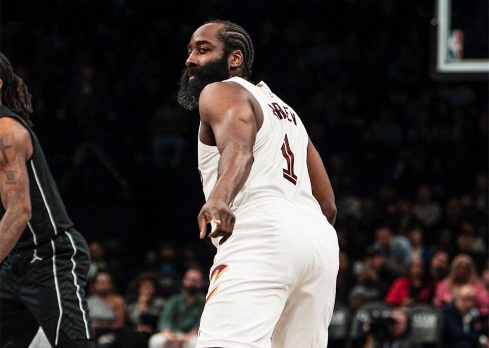 九游娱乐-轰22+9+8破纪录，哈登复出骑士赢球！奇兵3断5帽证3方交易押对宝