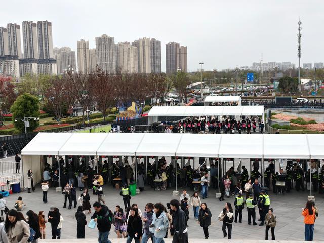 九游娱乐-演唱会+中超，近6万人在成都过“超级周末”