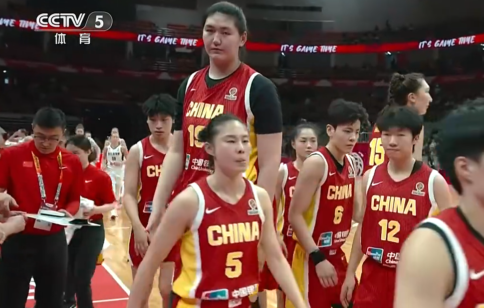 中国女篮10分险胜！直通世界杯，产生3个不可思议，宫鲁鸣遭质疑